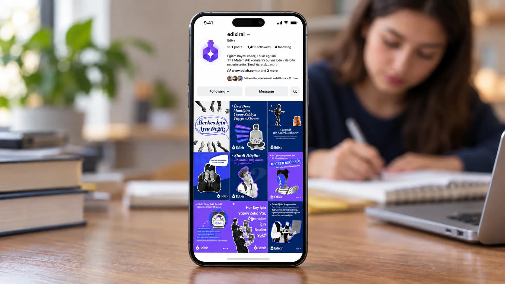 Masada duran bir telefonda Edixir'in Instagram profili ve mor-lacivert karusel gönderilerinden oluşan ızgara; arka planda ders çalışan bir öğrenci.